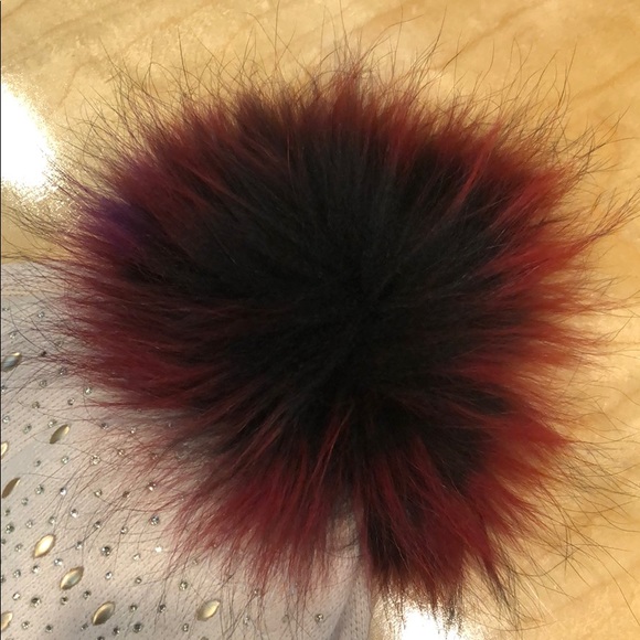 White hat with colorful pom-pom - Picture 2 of 3